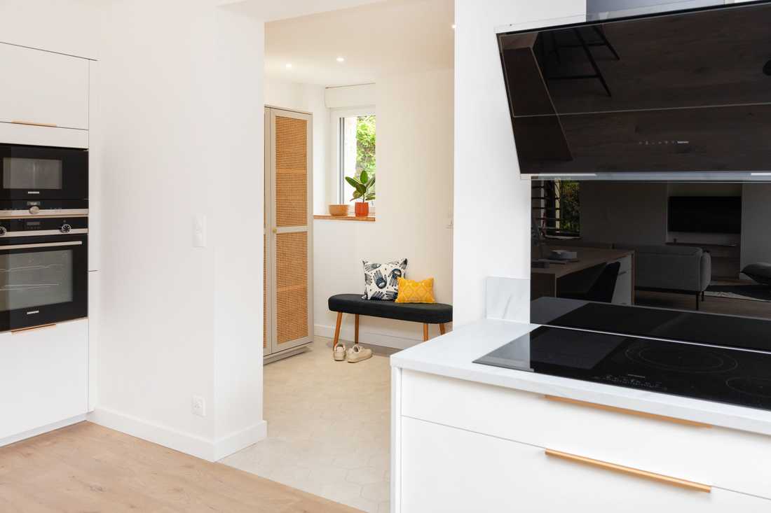 Vue de l'entrée depuis la cuisine