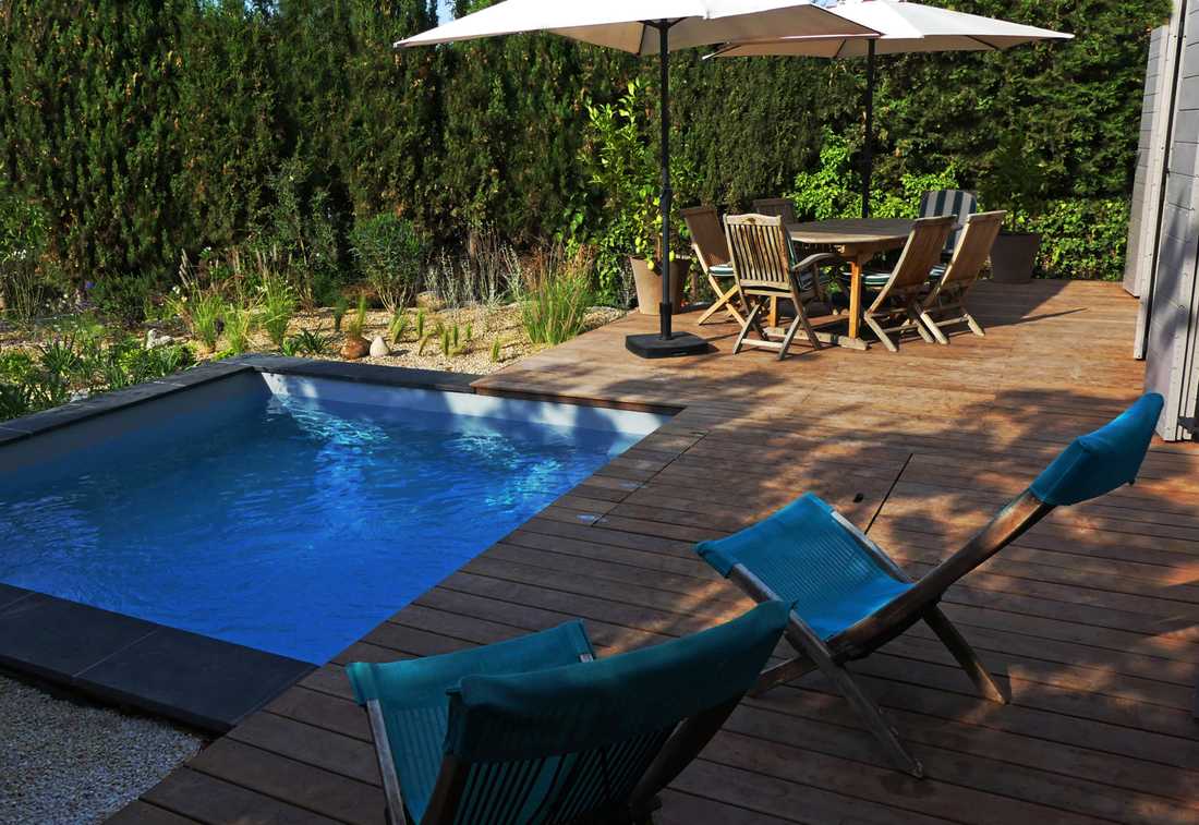 Micro-piscine dans un jardin écologique dans le Gard