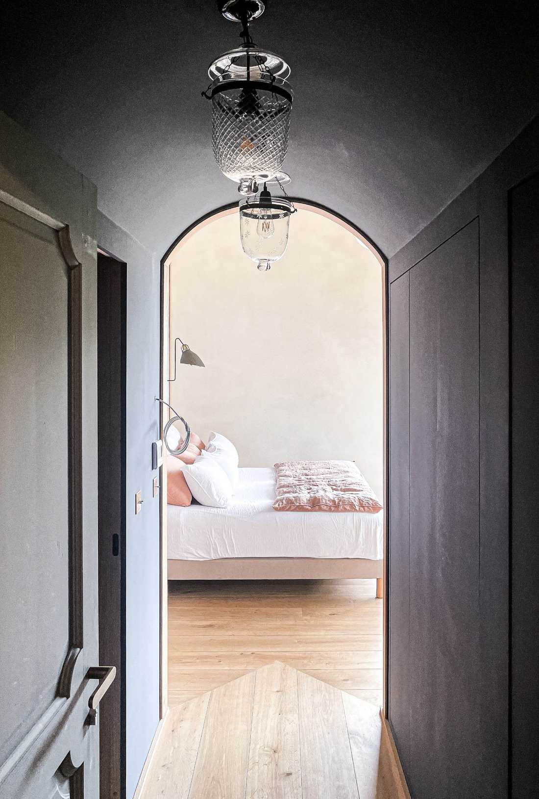 Circulation à l'étage d'une maison dans les Cévennes pensée par un architecte