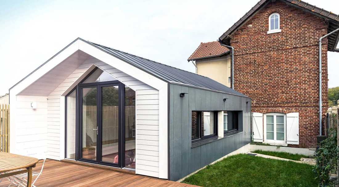 Extension of a brick corner house by an architecte in Gard