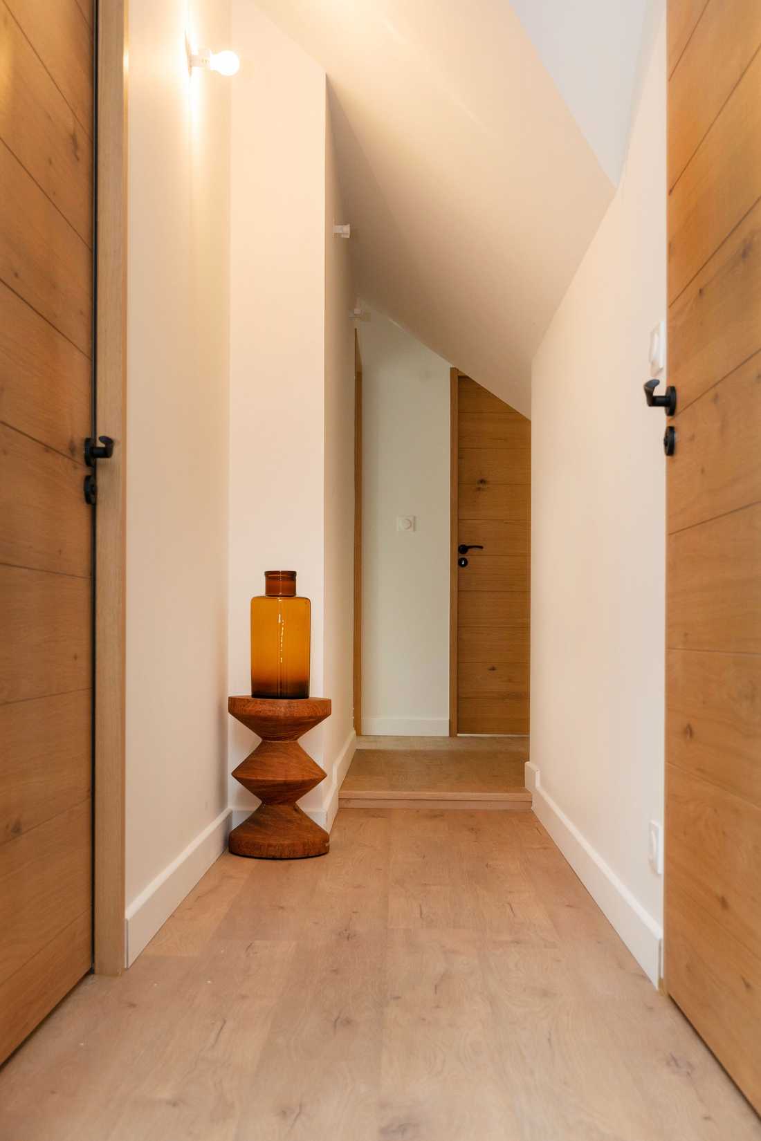 Couloir à l'étage de la maison dans les combles aménagés
