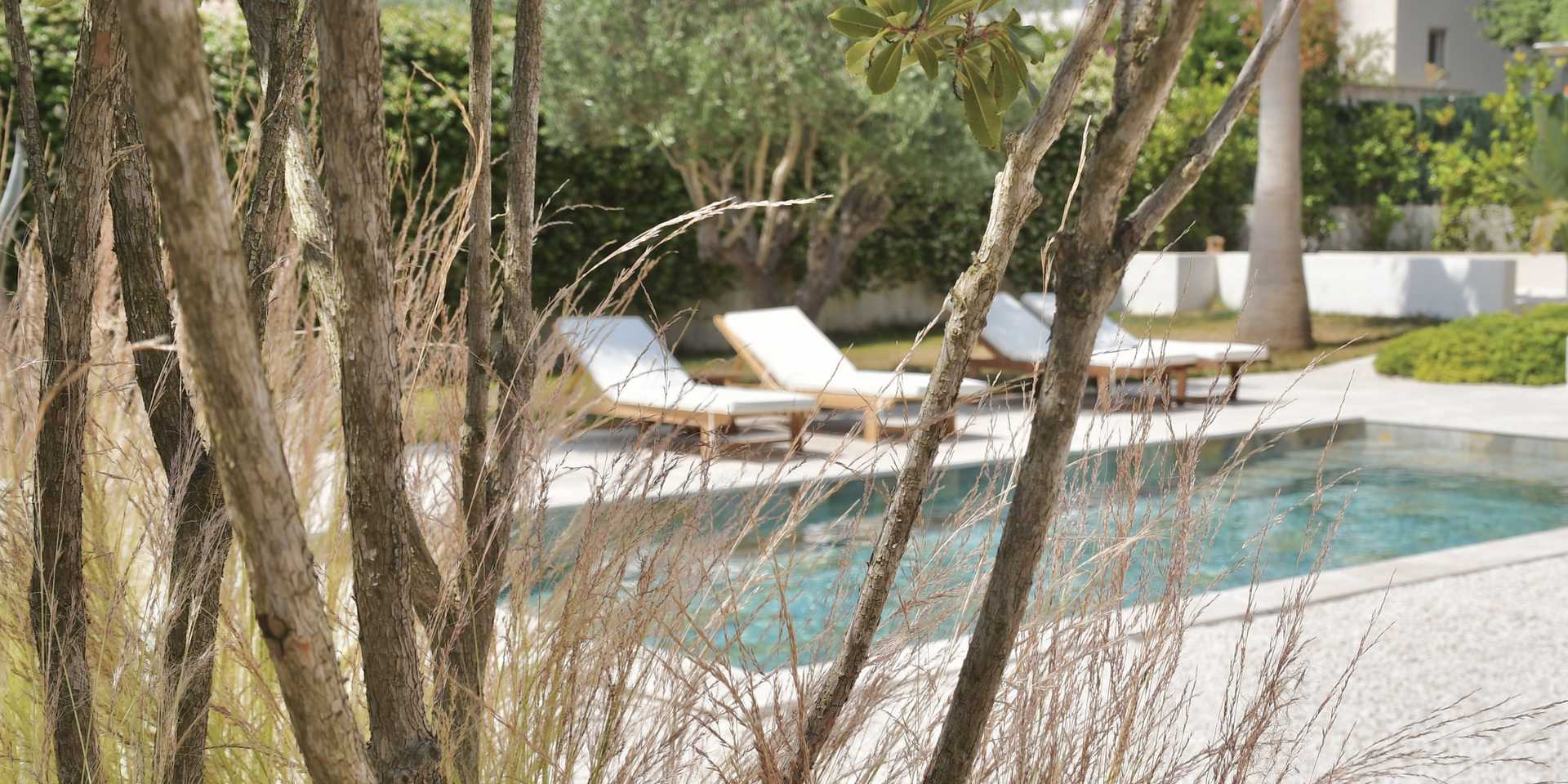 Terrasse et abords de piscine aménagés par un paysagiste de la région de Nîmes