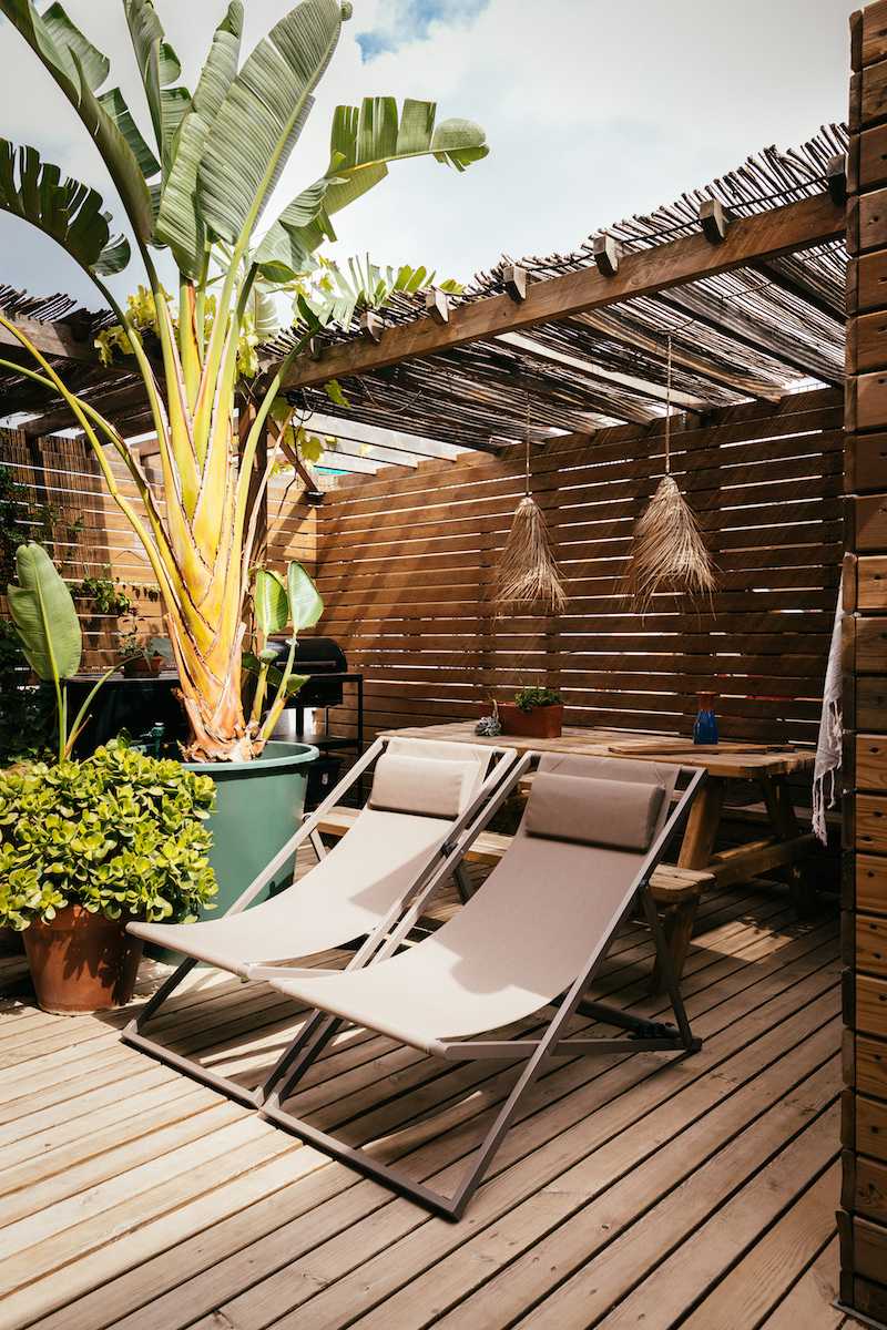 Aménagement d'un toit-terrasse en bois - la terrasse avec coin de verdure