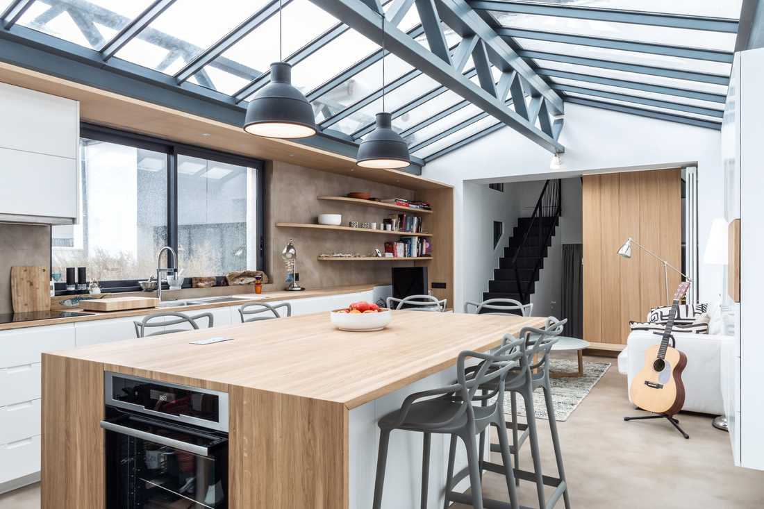 Cusine ouverte dans un loft industriel