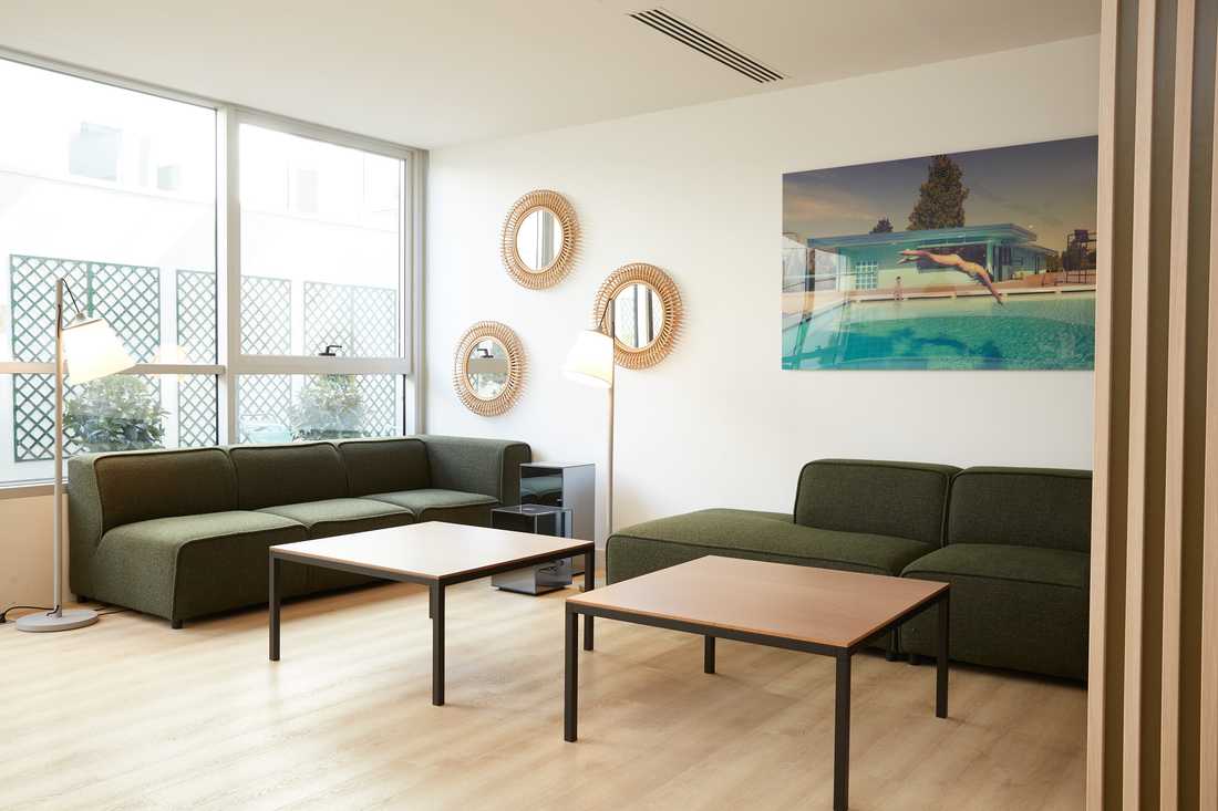 Salle d'attente de bureaux rénovés par un architecte d'intérieur dans le Gard