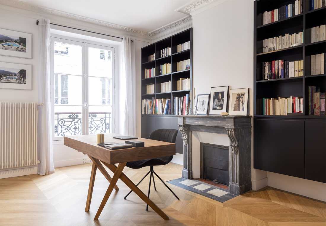 Bureau design dans un appartement haussmannien dans le Gard