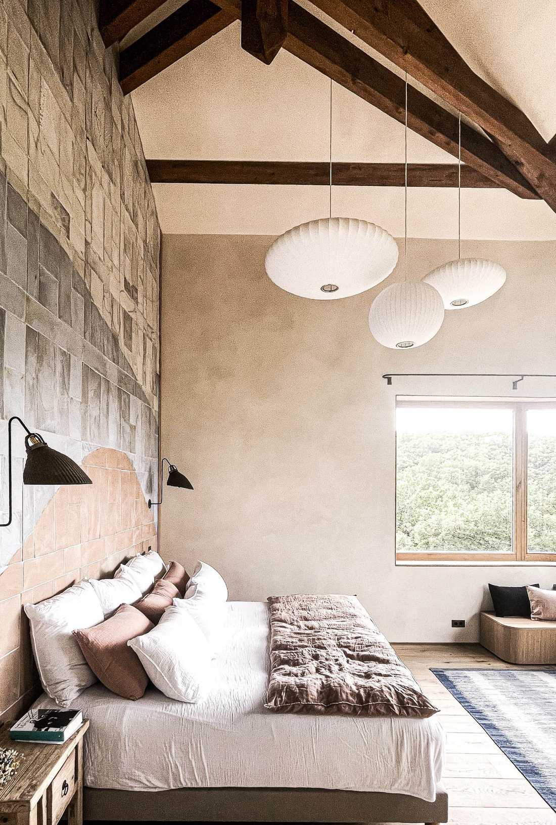 Chambre avec poutres apparentes à l'étage de la maison