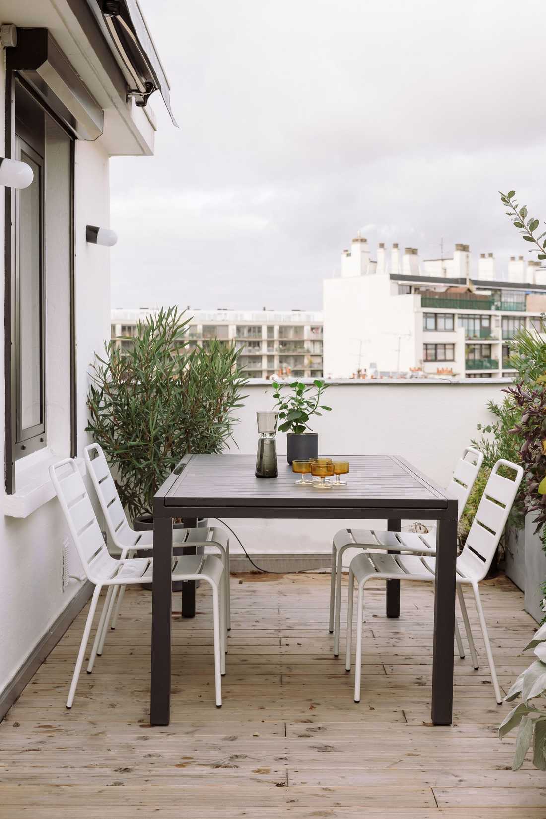 Coin repas sur la terrasse de l'appartement à Nîmes