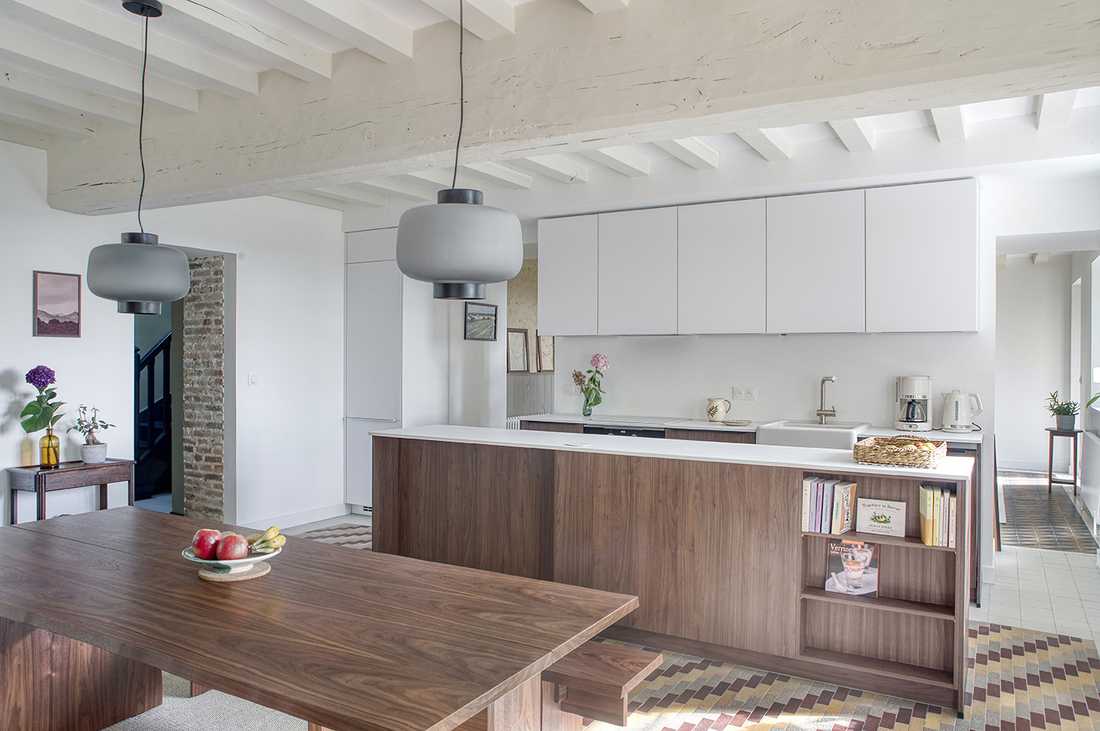 Cuisine ouverte avec ilot central contemporaine dans une maison ancienne dans le Gard
