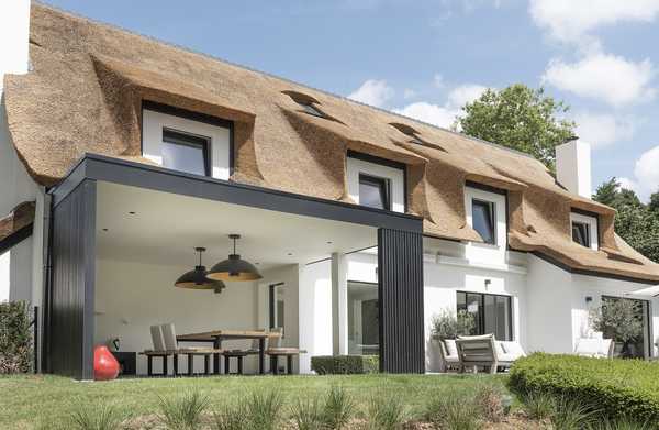 Un architecte d’intérieur et un paysagiste aménage la terrase, la pool house et la piscine à débordement d'une ville à Nîmes.