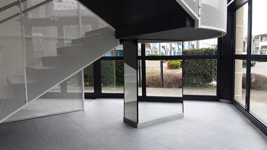 Escalier du lobby aménagé par un architecte spécialiste de l'architecture commerciale à Nîmes