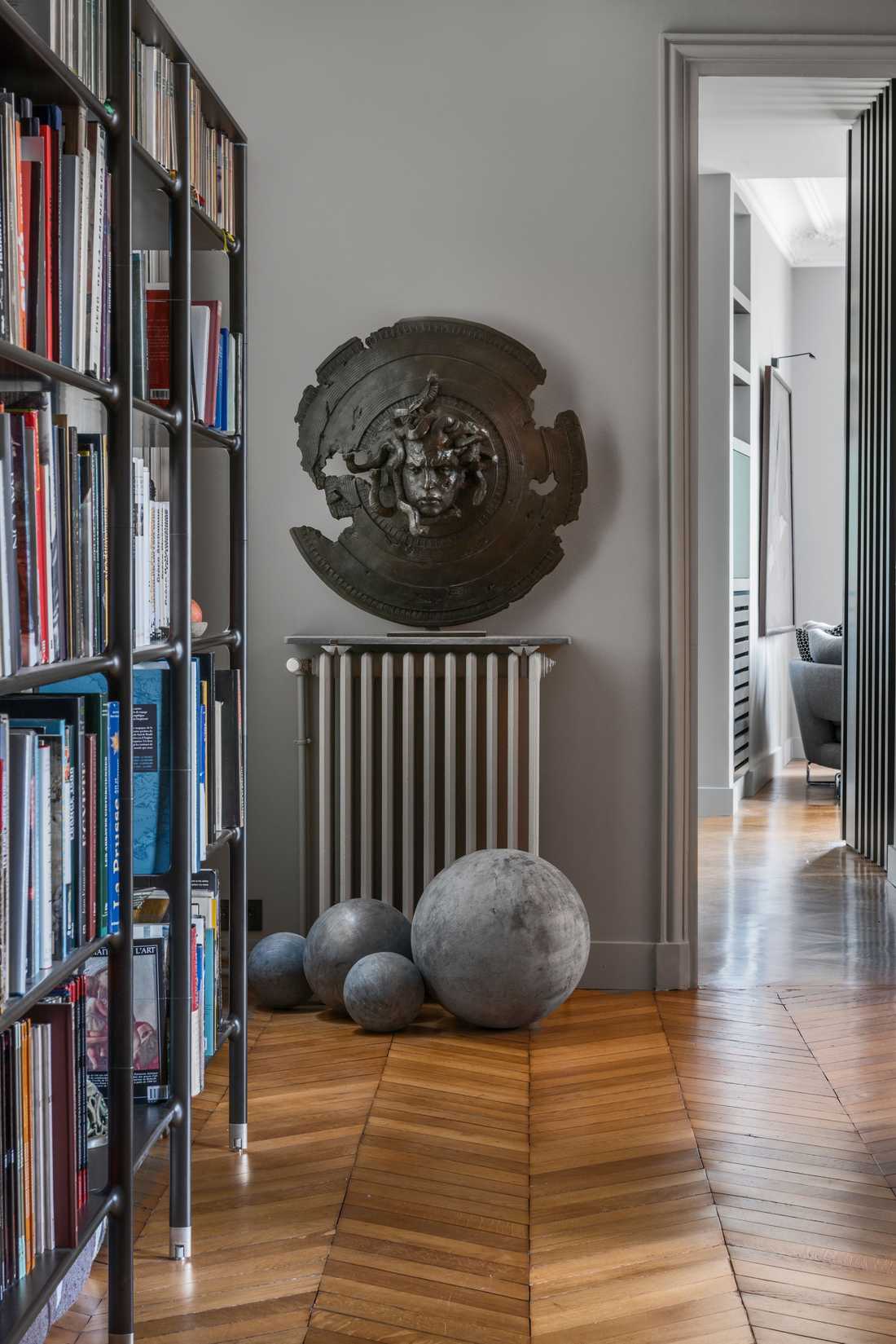 Décoration d'un appartement haussmannien avec le gris comme couleur principale