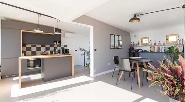 Avant-après de l'aménagement et la modernisation d'un appartement en duplex avec terrasse par un architecte d'intérieur à Nîmes.