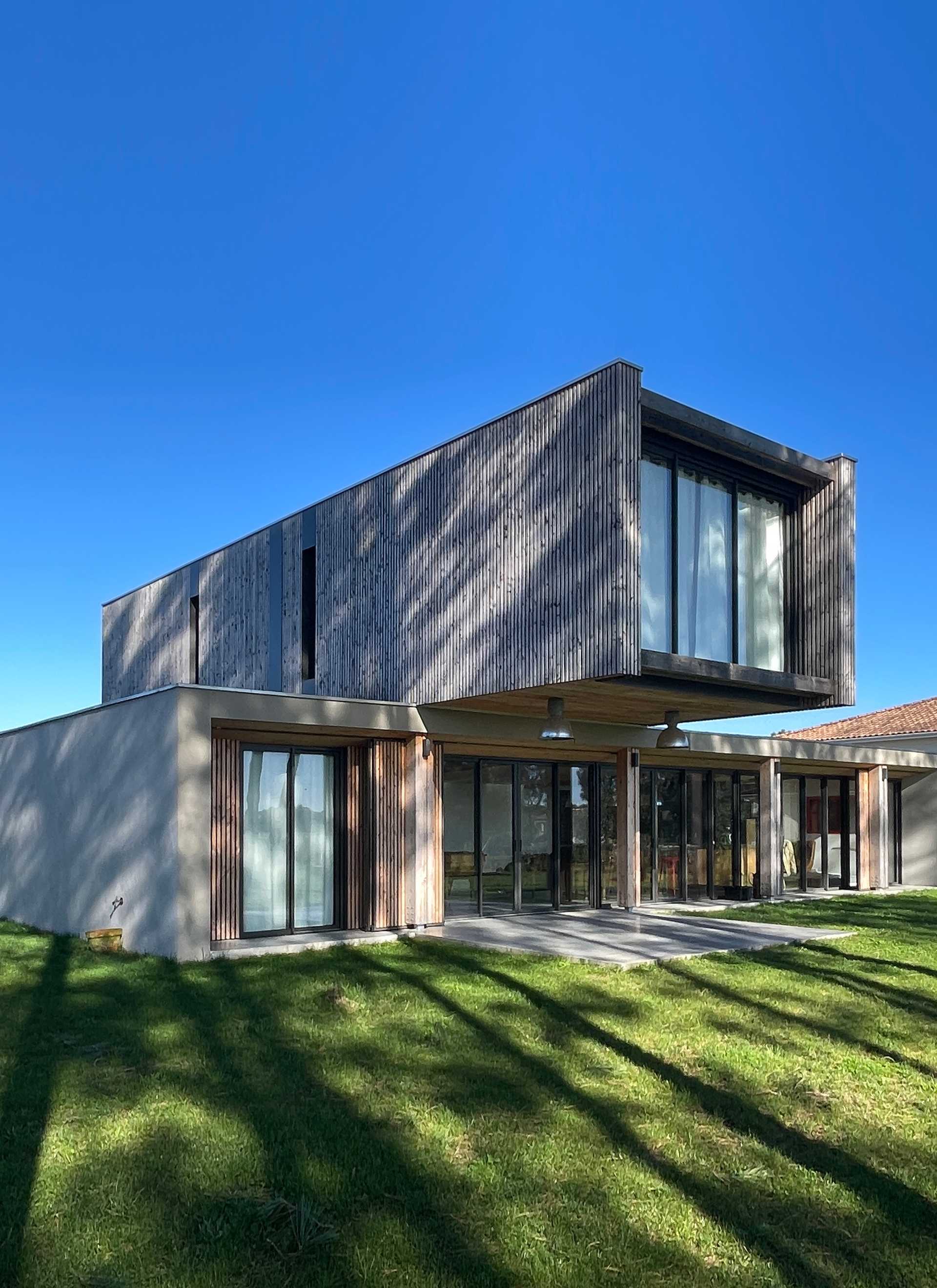 Construction of a contemporary villa by an architect in the Gard