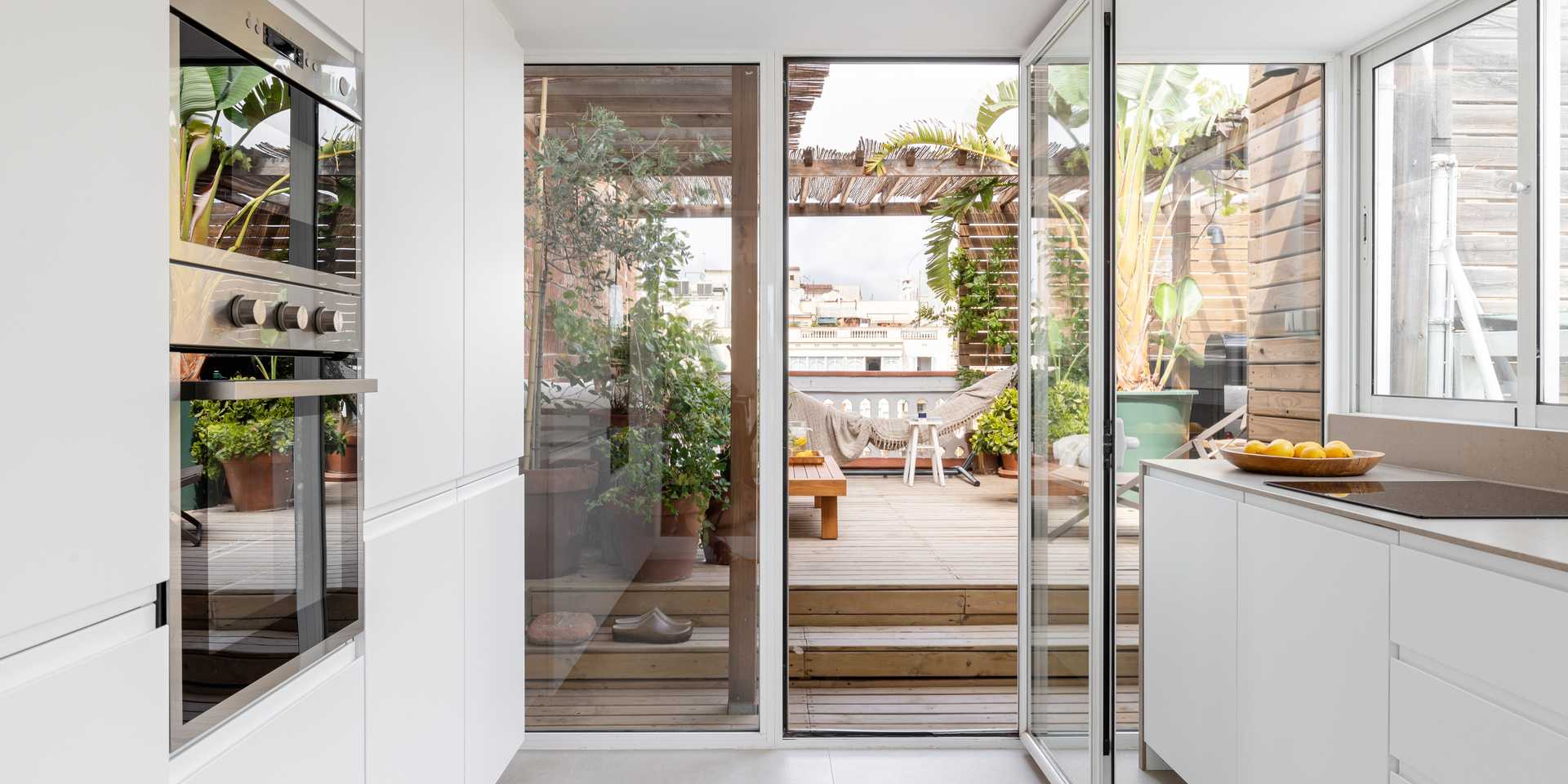 Cuisine ouverte sur une terrasse aménagée par un architecte d'intérieur à Nîmes